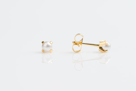 TINY TIPS GOLD PLATED TIFF. 4MM WHITE PEARL